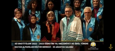 Selçuk Üniversitesi 2022 – 2023 öğretim yılı doktora ve yüksek lisans mezunları, 12.07.2023 tarihinde, 7 enstitünün birlikte düzenlediği “Mezuniyet ve Ödül Töreni”nde cübbelerini giydi.